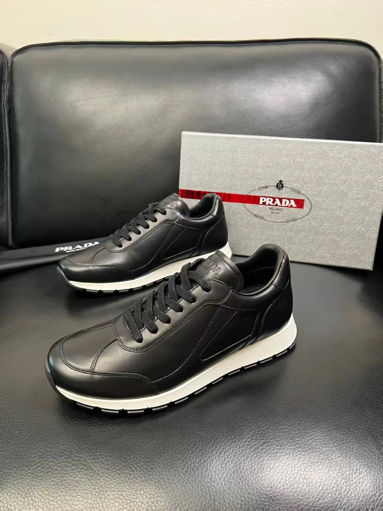 P440 38-45 Prada Prada’s new men’s leather sneakers, the highest version on the market, any comparison is welcome🆚! The original leather has excellent texture and is super high-end! Fetal sheep net lining imported from Italy, removable pad! Luxurious materials and fine workmanship, highly recommended! No. 058